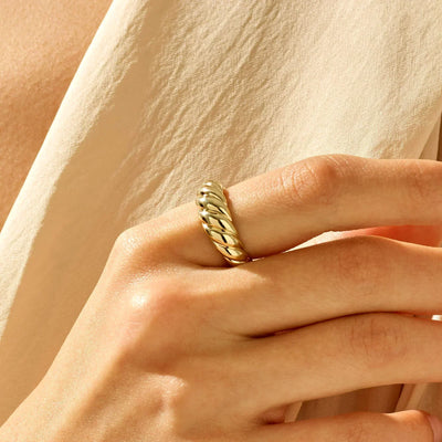 Arianwen | Modern Swirl Gold Ring