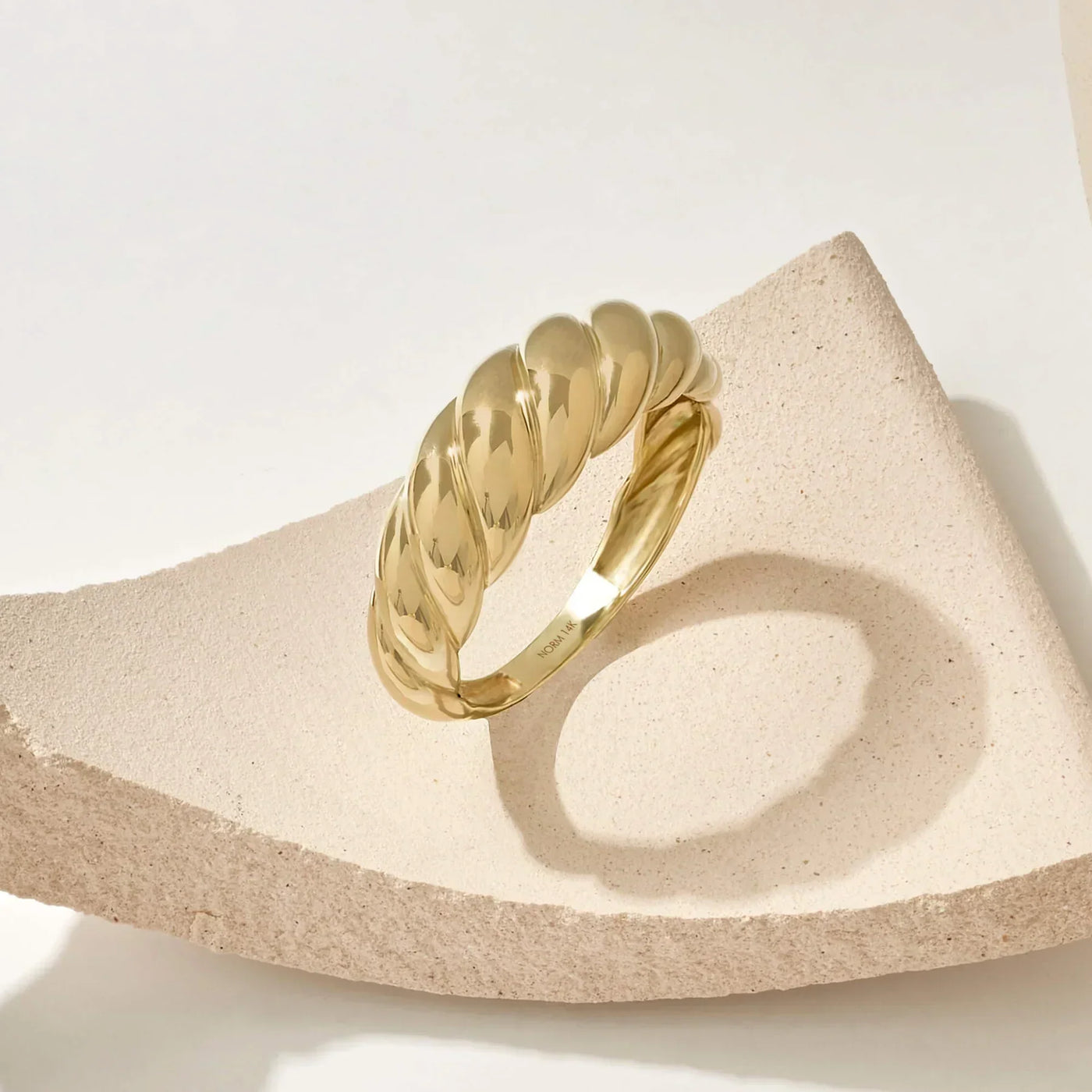 Arianwen | Modern Swirl Gold Ring