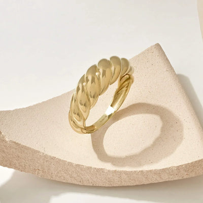 Arianwen | Modern Swirl Gold Ring