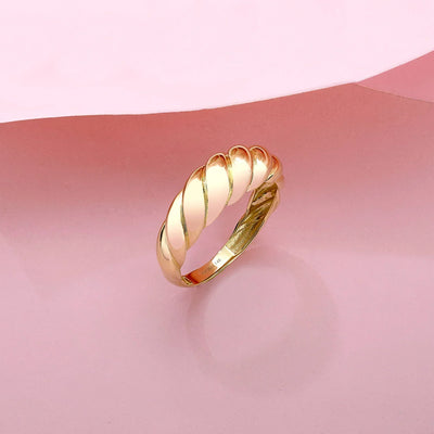 Arianwen | Modern Swirl Gold Ring