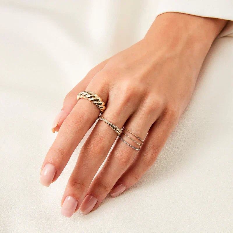 Arianwen | Modern Swirl Gold Ring